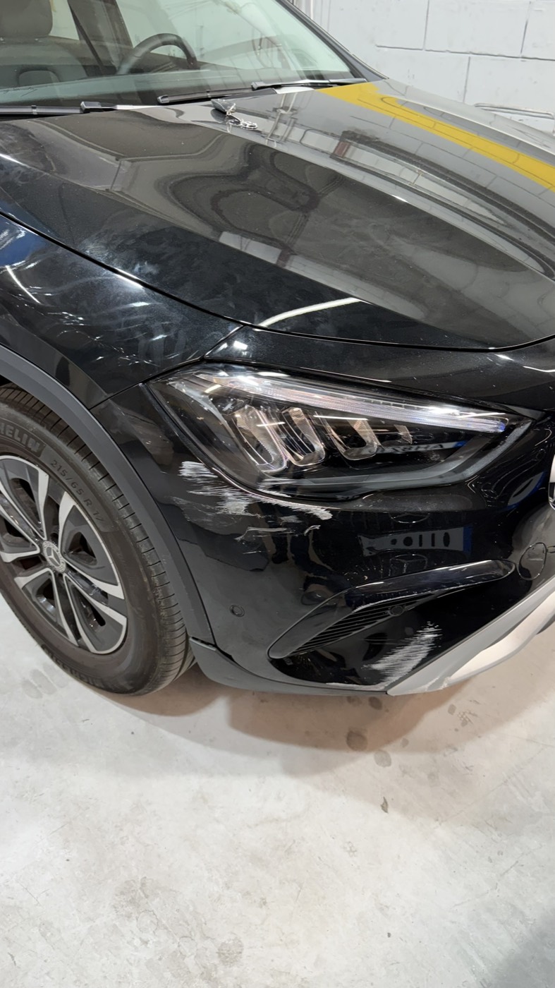 Mercedes com risco no para-choques, antes da reparação