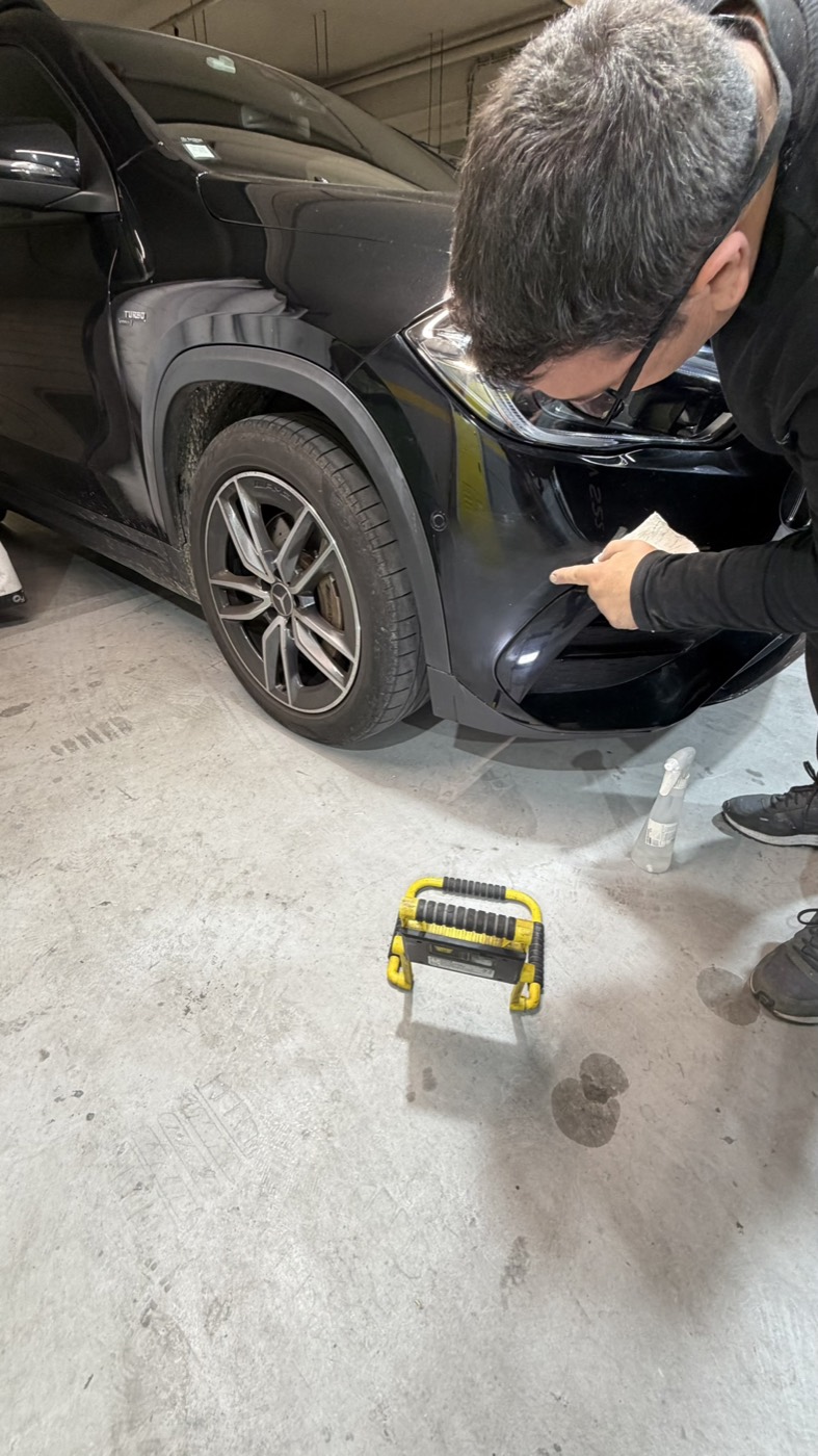 Acabamento final em SUV preto